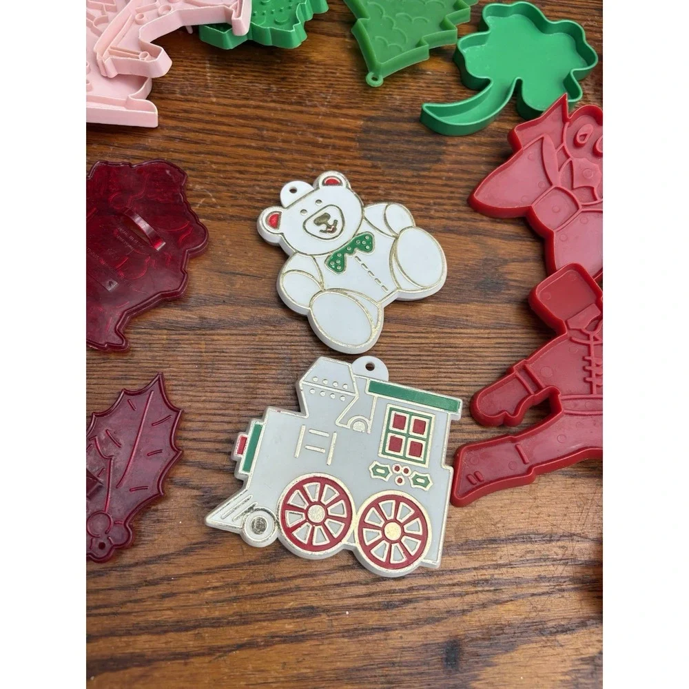 Vtg  1970's Lot Of 31 USA Red Pink Green White Plastic Cookie Cutters Christmas